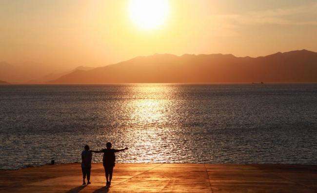 临沂市民张女士是手机卡尾号为“678”的中国电信用户,最初办理时只是普通号码,时隔几年却成了靓号,不仅有了最低消费,想改套餐却被告知只能提高消费额度不能降低。